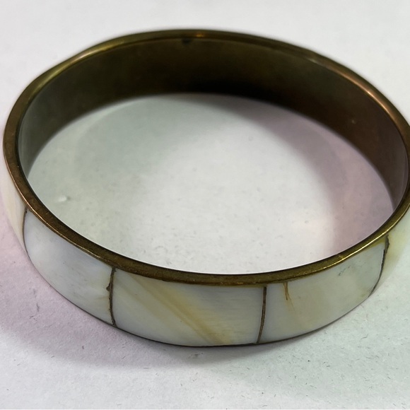 Vintage Brass Bangle with Mother Of Pearl Abalone Inlay Beachy Mermaid Coastal - Picture 2 of 5